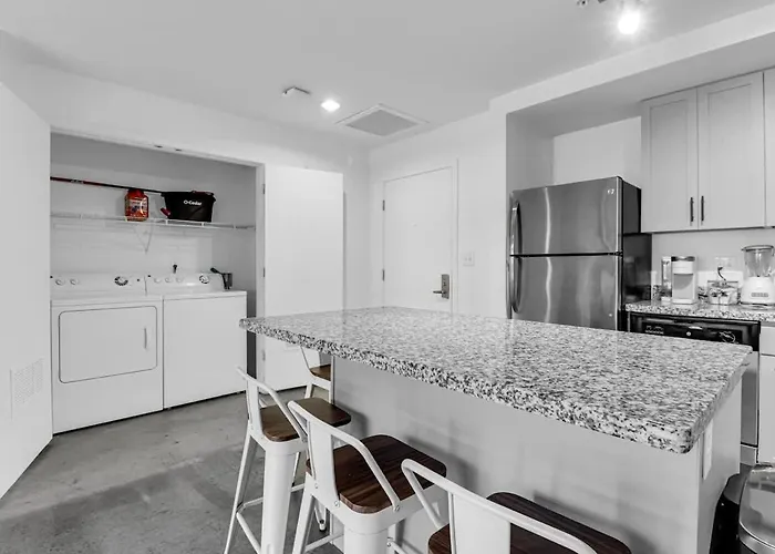 Centric 2br In Heart Of Dtphx Free Garage Parking Apartment