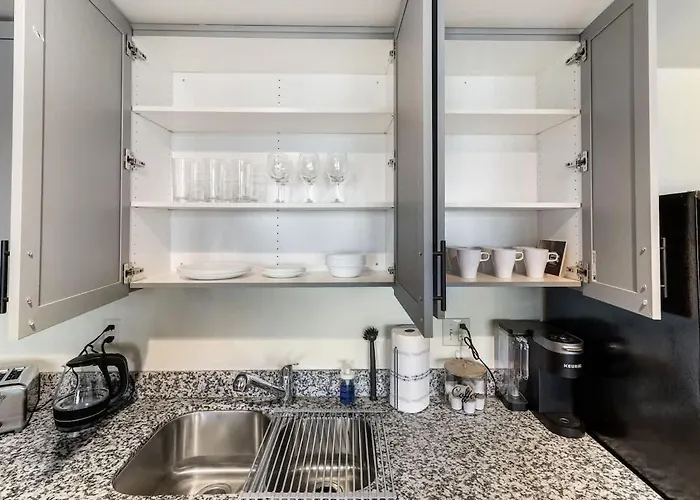 Centric 2br In Heart Of Dtphx Free Garage Parking Apartment *