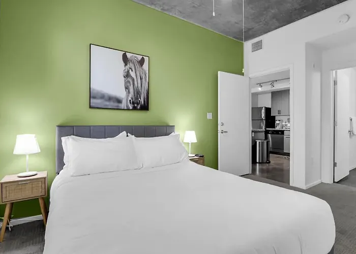 Centric 2br In Heart Of Dtphx Free Garage Parking Apartment *