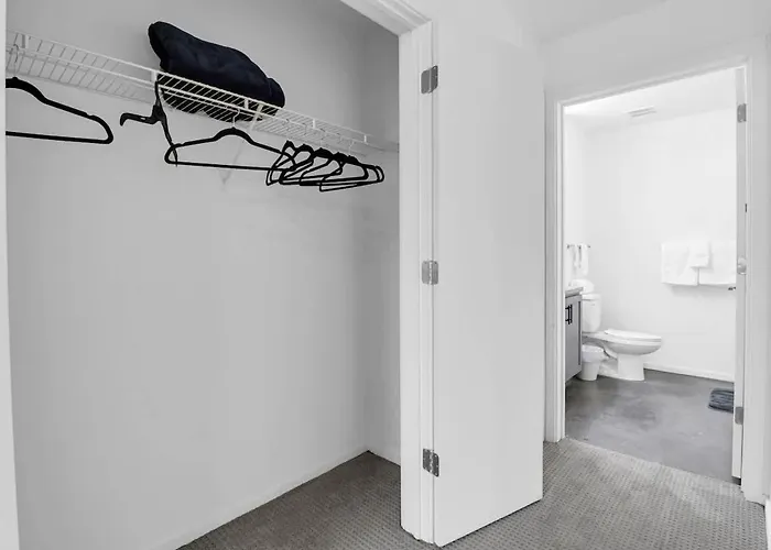 Centric 2br In Heart Of Dtphx Free Garage Parking Apartment *