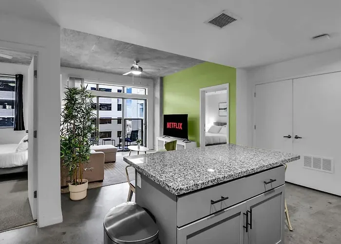 Centric 2br In Heart Of Dtphx Free Garage Parking