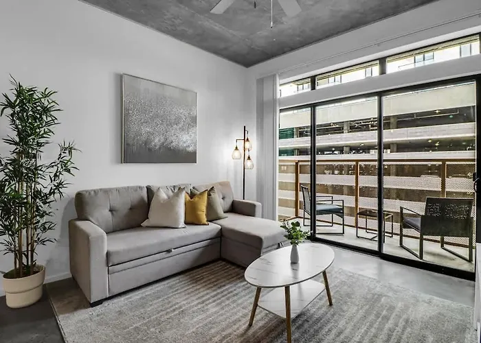 Centric 2br In Heart Of Dtphx Free Garage Parking Apartment *
